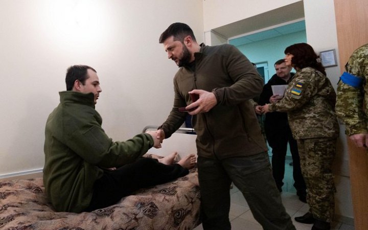 Зеленский посетил раненых пограничников и вручил им государственные награды