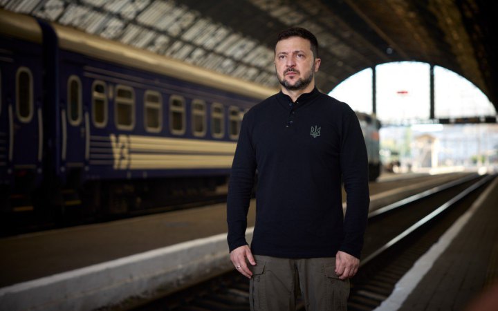 Зеленський привітав із Днем Конституції: право нашого народу – це право на мир
