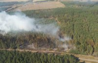 Лесной пожар в Харьковской области второй день тушат с помощью авиации и пожарного поезда