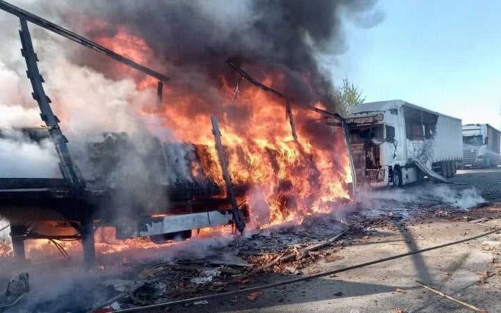 Головне за ніч та ранок неділі, 3 травня: удар поруч із автобусом з дітьми на Дніпропетровщині, атаки на порти Одещини 