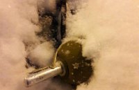 Співробітникові київської компанії поставили розтяжку на машину