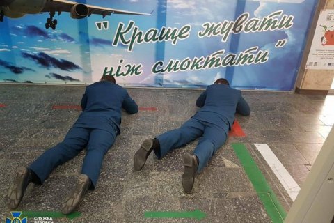 Митників аеропорту "Херсон" викрили у систематичному хабарництві