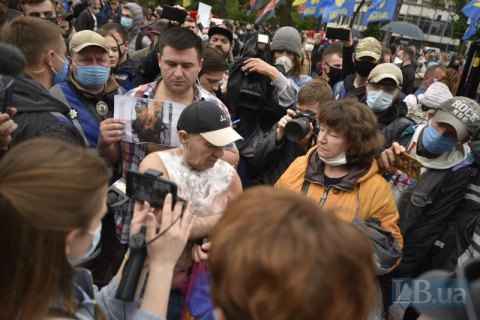 Возле Рады мужчина пытался совершить самоподжог