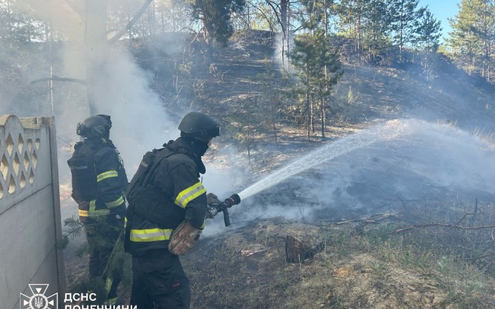 ДСНС: росіяни 57 разів обстріляли Донеччину, виникли пожежі