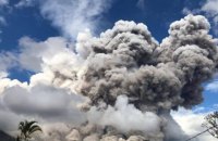 В Индонезии вулкан выбросил в небо гигантское облако пепла