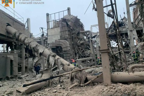 З-під завалів ТЕЦ в Охтирці врятували людину