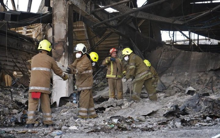 Під час розбору завалів торгового центру в Кременчуці виявили 28 фрагментів тіл