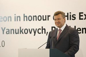 Янукович в поздравлении чешского президента вспомнил о евроинтеграции