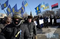 Под Деснянской райадминистрацией в Киеве около 1000 человек требуют у чиновников поддержать мирный протест