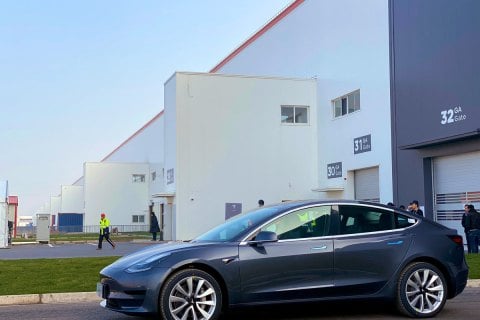 Tesla начинает продажи электрокаров, произведенных в Китае