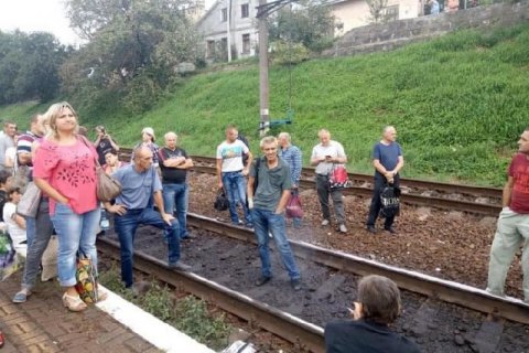 Пассажиры блокировали движение поездов во Львове из-за нехватки мест в электричке
