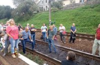Пассажиры блокировали движение поездов во Львове из-за нехватки мест в электричке