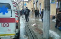 В центре Львова глыба льда разбила прохожему голову