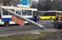 Во Львове две электроопоры упали на автомобили и троллейбус