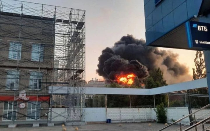 У російських Чебоксарах після ракетної атаки палає військовий завод