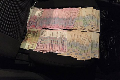 Чиновника відділу реклами КМДА затримано під час отримання хабара
