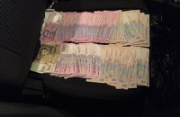 Чиновника відділу реклами КМДА затримано під час отримання хабара