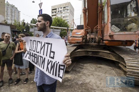 Суд заборонив демонтаж "Квітів України" через порушення авторських прав