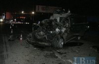 Под Киевом Toyota Land Cruiser при ударе о мусоровоз смялся до неузнаваемости