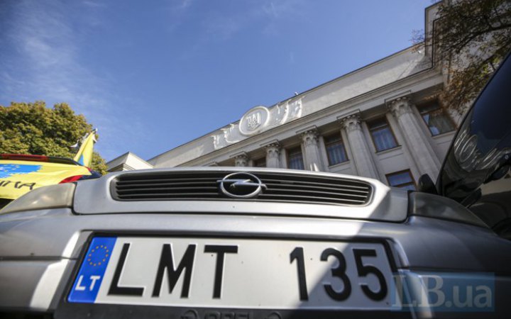 В Україну без мита ввезли понад 19 тис. авто, зокрема елітних. Це заважає поставкам військової допомоги, – ЕП