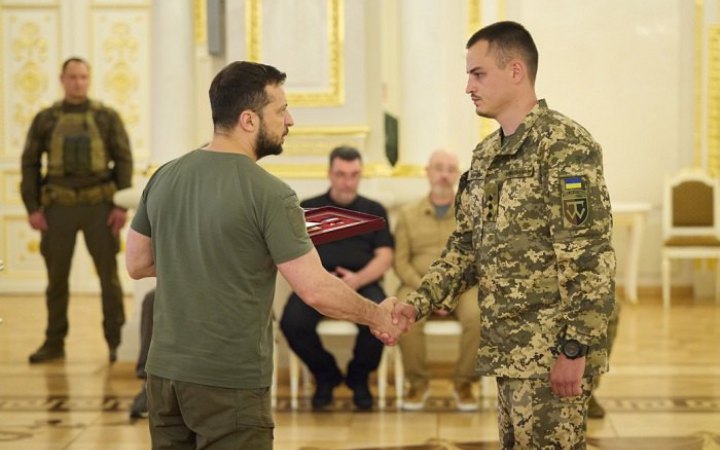 Зеленський вручив захисникам України ордени "Золота Зірка" 