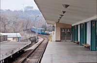 На "Гидропарке" с рельсов метро подняли мужчину