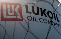 США продовжили до кінця жовтня дію санкційних винятків для автозаправок “Лукойлу” за межами Росії