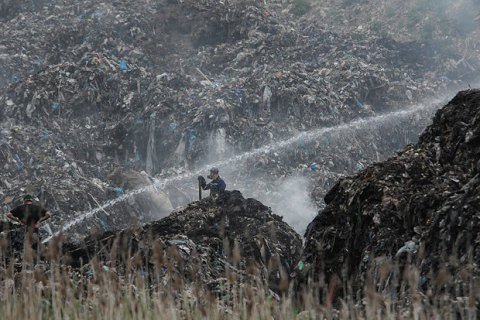 Жители близлежащих сел перекрыли трассу у Грибовичской свалки