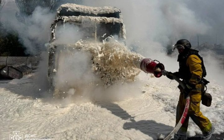 У Слов’янську російський дрон вдарив по вантажівці з пальним на АЗС