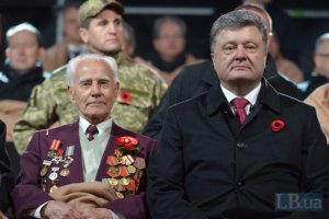 Порошенко пообещал не отменять выходной 9 Мая