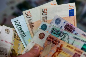 Евро в России вырос до 100 рублей