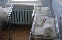 Янукович в Ялте откроет роддом