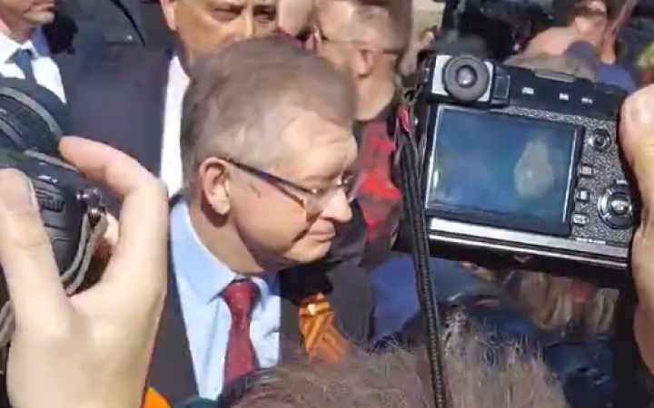 У Варшаві активісти не дали послу РФ Андрєєву покласти квіти на цвинтарі радянських солдатів
