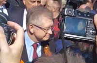 У Варшаві активісти не дали послу РФ Андрєєву покласти квіти на цвинтарі радянських солдатів