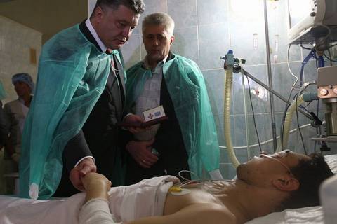Порошенко собрался к раненым у Рады силовикам 