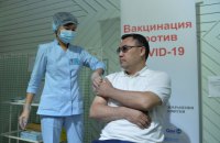 Президент Киргизстану, який пропонував лікувати COVID настоянкою отруйної рослини, вакцинувався