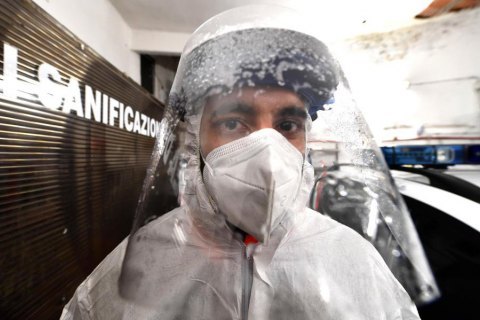 Четверть людей может иметь иммунитет от COVID-19 из-за перенесенных простуд - исследование Public Health England