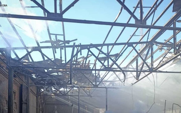 На Сумщині росіяни атакували безпілотниками цивільне підприємство. Є загибла та восьмеро поранених