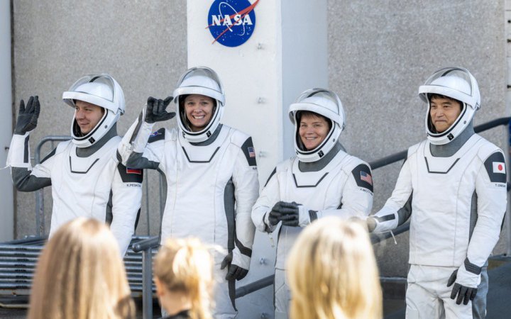 SpaceX скасувала політ команди, яка має замінити "астронавтів, що застрягли"