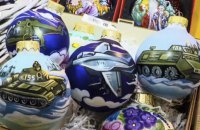 В Москве продают новогодние игрушки с изображением военной техники
