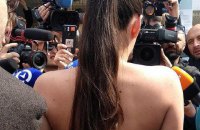 Активистка Femen разделась у избирательного участка Зеленского