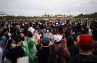 У Таїланді проти мітингувальників застосували водомети