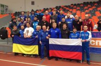 На турнире в Болгарии украинские и российские борцы сделали общее фото на фоне своих флагов