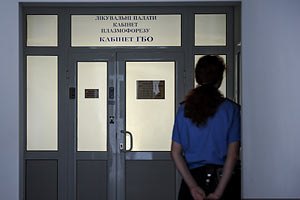 Тюремщики признались, что за Тимошенко наблюдает еще и милиция