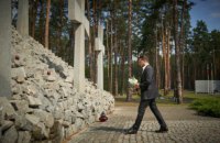 Зеленський вшанував пам'ять жертв політичних репресій у Биківні