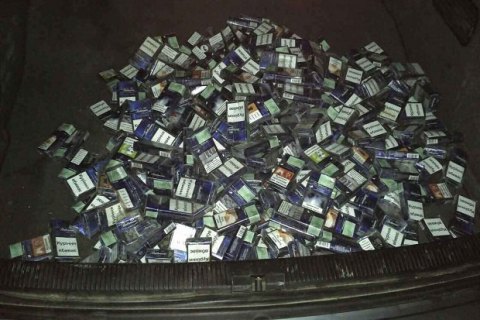 В Закарпатской области контрабандист сигарет сбежал от пограничников на автомобиле с пробитыми колесами