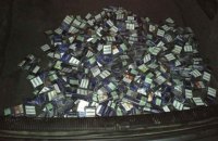 У Закарпатській області цигарковий контрабандист утік від прикордонників на автомобілі з пробитими колесами