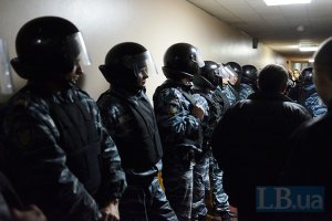 "Беркут" взял штурмом окружком из-за победы оппозиционера в Первомайске (ДОБАВЛЕНО НОВОЕ ВИДЕО)
