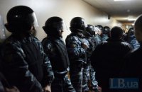 "Беркут" взял штурмом окружком из-за победы оппозиционера в Первомайске (ДОБАВЛЕНО НОВОЕ ВИДЕО)