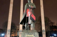Памятник Бандере во Львове облили красной краской